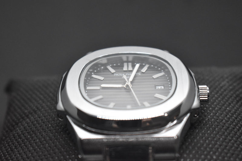 Patek Philippe Nautilus – Pulseira de Aço – Mostrador Preto