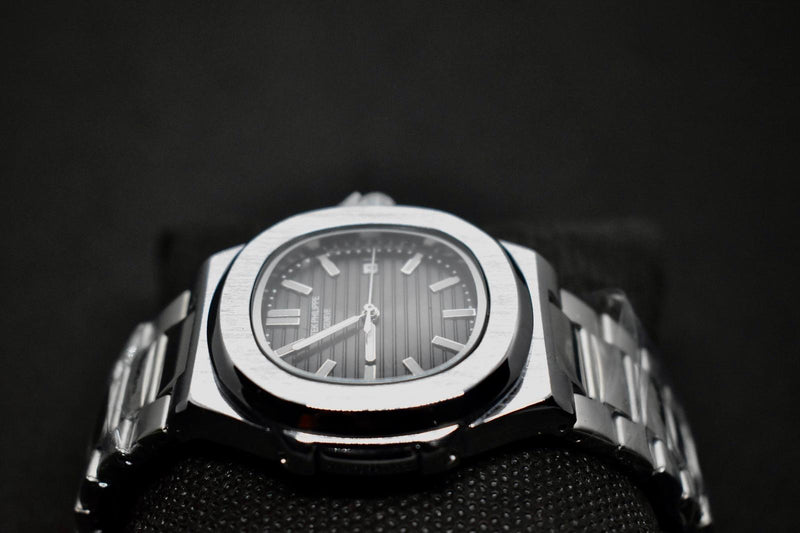 Patek Philippe Nautilus – Pulseira de Aço – Mostrador Preto