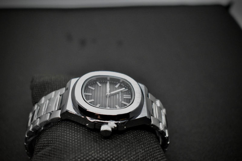 Patek Philippe Nautilus – Pulseira de Aço – Mostrador Preto